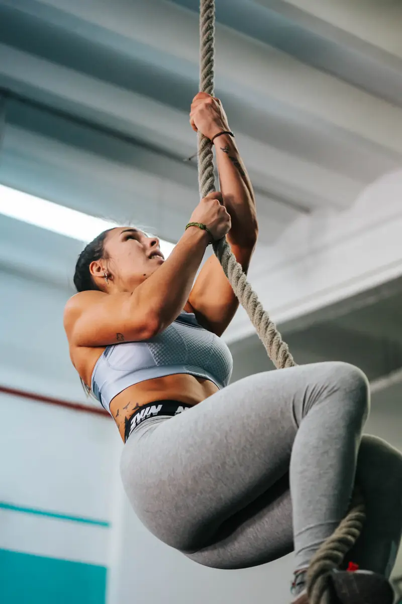 Atleta subiendo por la cuerda