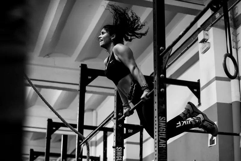 Atleta en pleno salto junto al rig de anillas del box
