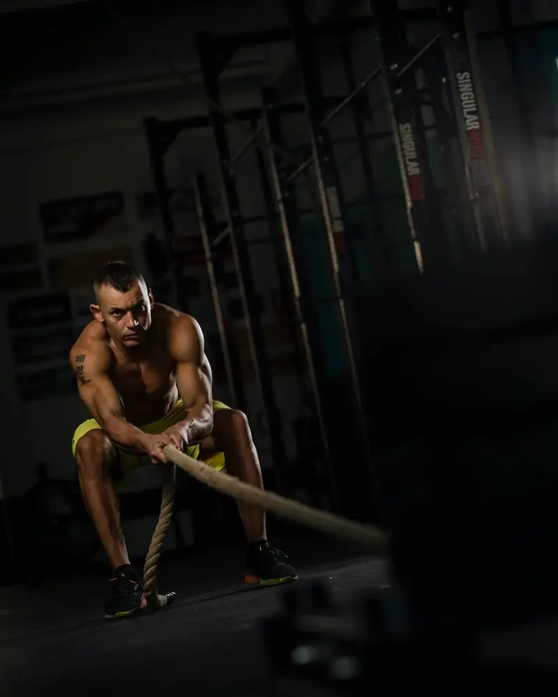 Atleta trabajando con cuerdas de batalla